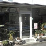 越前屋 - 清潔そうなお店の外観