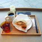 OVAL CAFE - 蒸し鶏のピタパンサンド（550円）+コーヒー（100円）