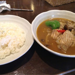 根室産かすべ、チキン、しめじのスープカレー