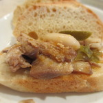 ガラタ - 鶏ももと豚肉のスパイス煮込みオンザブレッド