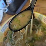 大砲ラーメン  - スープはコッテリ感満載❗️飲み上げると骨粉が⋯