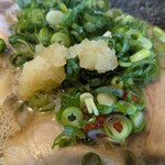 大砲ラーメン  - 既に辛子ニンニクは投入してました⋯