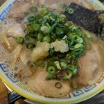 大砲ラーメン  - やっぱり最初から下ろしニンニクを大量投入❗️
