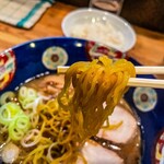 297806022 - 麺は西川製麺の黄色い中細縮れ麺、茹で加減はバリカタ、だがそれが良い。とことん最前線走ってくれ！