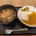 よもだそば 銀座店 - よもだそば導入編としておすすめの半よもだカレー&半たぬきそば。これが丁度よくストンと腹に落ちるボリューム感&費用感