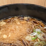 よもだそば 銀座店 - 主役の蕎麦も負けていない。キレッキレの江戸つゆにプッツンゆかこ、違う蕎麦。田舎と更科の中間くらい（だと思います）。