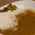 よもだそば 銀座店 - よもだカレーのスパイス感は極めて控えめ。クミンがグイグイ来るようなものでもない、優等生風スパイスカレーな印象。肉あったかな