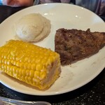 Cinderella's Royal Table - 子供メニューのメイン（Grilled Steak にMashed PotatoesとButtered Corn-on-the-Cobを選択）