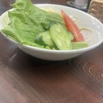 ミカサ - 付いているサラダ。