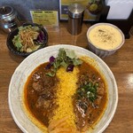 SPICY CURRY 魯珈 - 選べる２種カレー（豚ハラミの生姜味噌黒七味カレー、ラムカレー）、プチサラダ、濃厚マンゴーラッシー