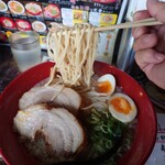 麺屋ジョニー - 麺は何も指定していない普通の硬さ（デフォルト）でも
ゴワッとしていて硬めとなり
徐々に柔らかくはなる食感だった
