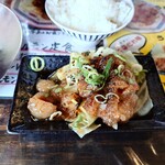 麺屋ジョニー - ◯焦がしホルモン
提供されたのは『牛ホルモン』だった

コンガリと焦がし、焼かれた後
甘味シッカリな焼肉店の様な
胡麻油と醤油のタレに浸されて提供される