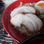 麺屋ジョニー - 欲張って頼んだ❔w チャーシュー麺
厚み18mm程度はあるゴツい
食べ応えのあるバラチャーシューなんだけど

まだ、豚肉をそのまま食べている様な豚肉感が
そのままの味わいで残っていて