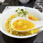 Japanese Soba Noodles 蔦 - 自家製辣油と独自のブレンド酢で辛味と酸味としたスープ