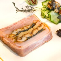 名物名古屋コーチンと鰻、フォアグラのプレッセ 胡瓜のうざくと無花果のチャツネを添えて