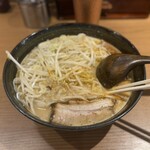 いと井 - ラーメン大盛り　1,030 炒めモヤシ増量トッピングはサービス