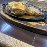 ミカサ - ハンバーグはふんわりというよりTHE 肉というような肉々しいハンバーグ