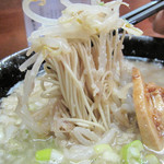 六長屋 - 麺は博多ラーメンらしく細麺です。
            茹で加減もリクエストできます。
            