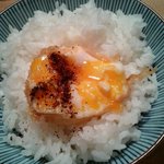 天ぷらめし 金子半之助  - 玉子をご飯にのせて