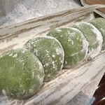 春木春陽堂 - よもぎ大福、こちらもがっしり系。