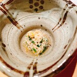 鮨 さかい - 北海道の毛蟹、春菊、キクの花弁