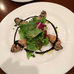 バル ヴィアーレ - 牡蠣の燻製サラダ580円