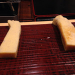 寿司処 しん - デザートのように甘い玉子焼き（そのままと醤油）