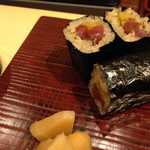 寿司処 しん - マグロ漬けといぶりがっこの鉄火巻。中々オツなハーモニー！