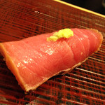 寿司処 しん - 中トロ、軽く炙ってニンニクじょうゆ漬け。お肉みたい。