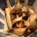 寿司処 しん - 蒸し鮑、下に肝和えのご飯。酒がススム君！