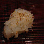 寿司処 しん - イカ3枚におろしてゴマ、塩、スダチ