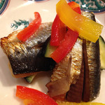 寿司処 しん - 鰯笹焼きと水ナス、パプリカのマリネ。脂がタマランおいしさ。