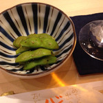 寿司処 しん - 突き出し「だだ茶豆」に黒胡椒