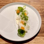 IZA - イカの質感と厚手の芽キャベツみたいな形の草とか香草とかゴーヤとか凄く良き！すげー！下にクリーミーなソース敷いてあって、サッパリでクリーミー！食感も色々あって好き！