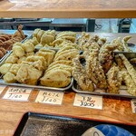 ヨコクラうどん - 何にするか迷う天ぷら