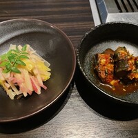 焼肉うしごろ 銀座並木通り店 - ナムルとキムチ。左はタケノコ、右は茄子。