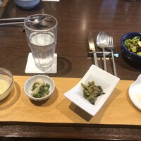 アルコバ - 季節の前菜4種
                    
                    一番左はドレッシングかと思っちゃいました　笑
                    冷製スープでした