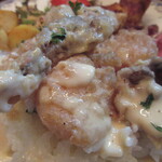 ジュイップ - プリプリの海老と食感の良いキノコに、甘酸っぱいオレンジマヨがけ