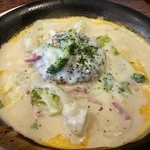 ドルチェヴィータ - ベーコンと花野菜のチーズクリームハンバーグ