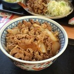 吉野家 - 牛丼/特盛(560円)。1,063kcalですってw