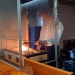 馳走西健一 - 鰤を炭火で炙る