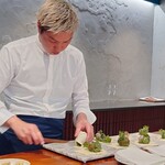 馳走西健一 - パイ包み焼きの準備