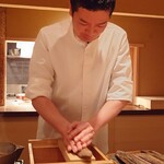 伯雲 - 坂本大将による一番出汁の実演