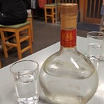 一月家 - このお店では和らぎ水がボトルに入って来る、金沢の万味を思い出させる