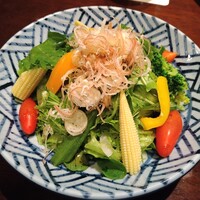 土佐料理 祢保希 新宿店 - 春野菜サラダ（鰹ドレッシング）