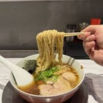 Ramen KURUMU - 肉醤油ワンタン麺（黒）＋味玉