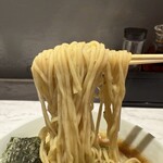 Ramen KURUMU - 肉醤油ワンタン麺（黒）＋味玉