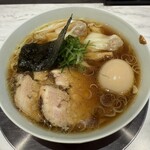 Ramen KURUMU - 肉醤油ワンタン麺（黒）＋味玉