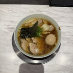 Ramen KURUMU - 肉醤油ワンタン麺（黒）＋味玉