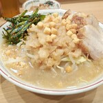 豚山 - 豚山のカウンターってこの色で、ラーメンの色と被るから写真映えしないんだけど美味いです。